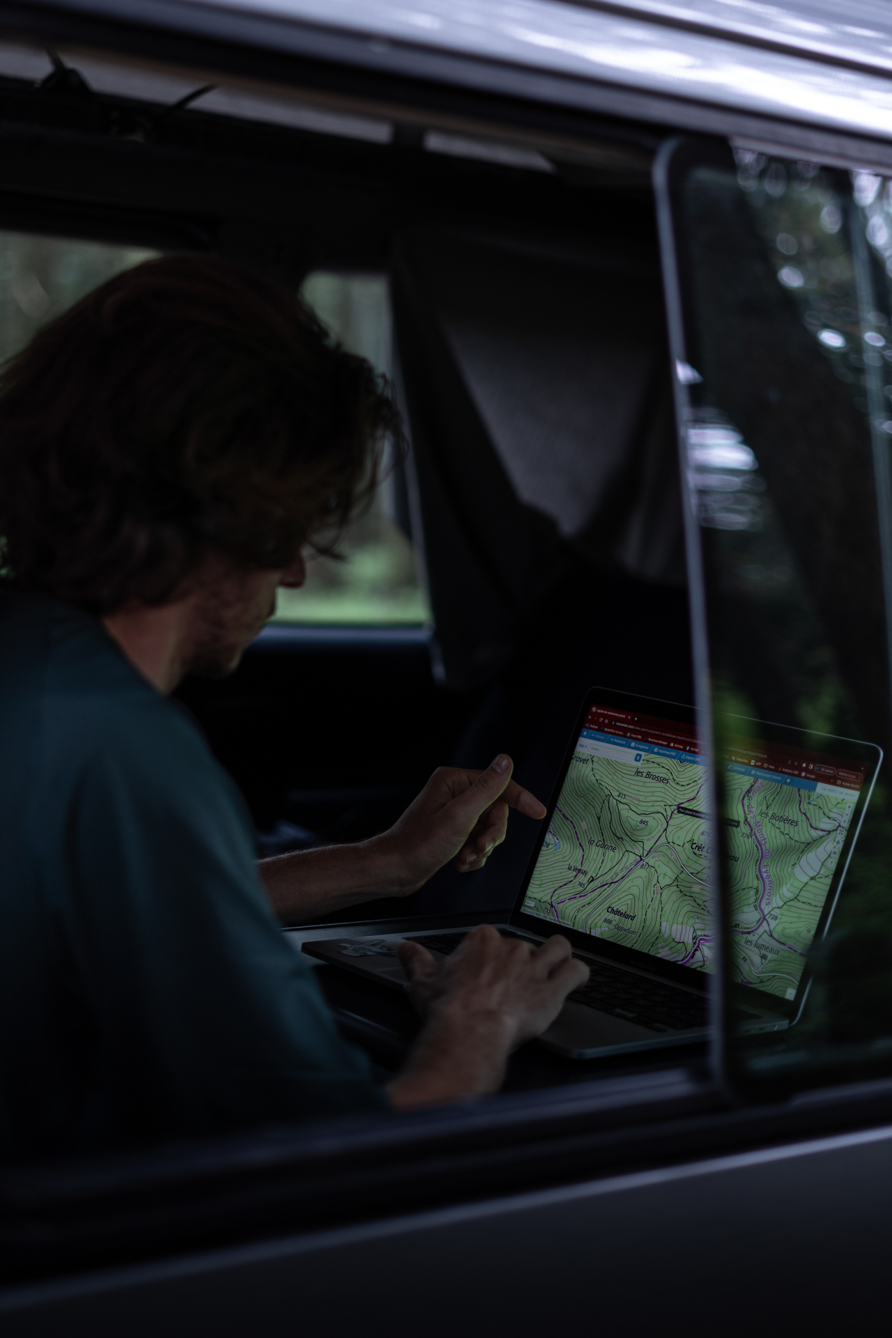 Raphaël Gaudin en vanlife, préparation d'itinéraire vélo sur carte topographique