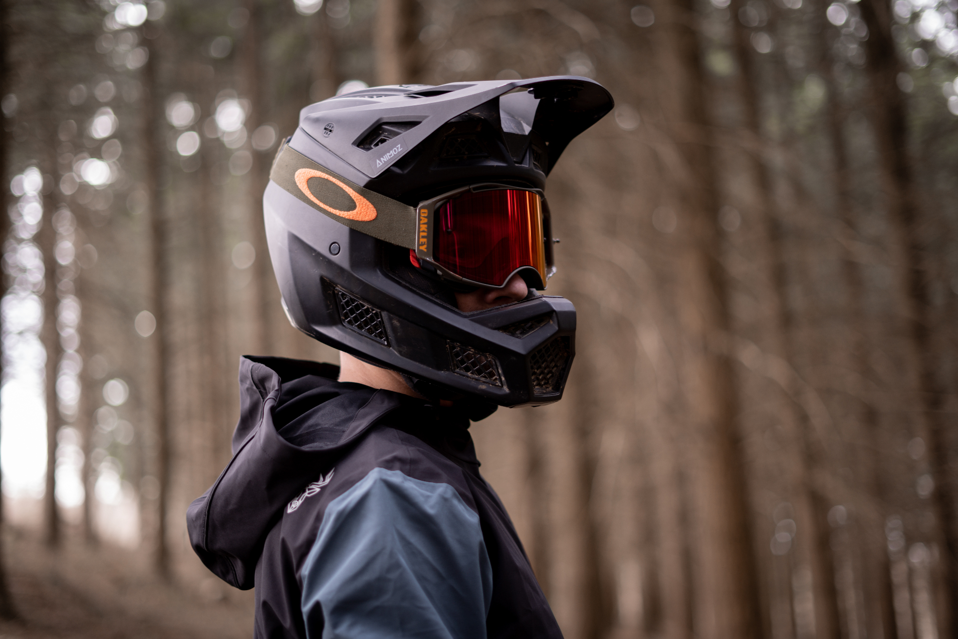 Portrait rider casque intégral et masque Oakley en forêt